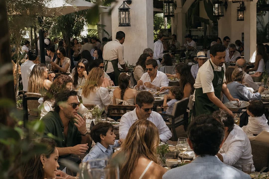 Vista conceptual del restaurante entre jardines, con mesas compartidas y vegetación.